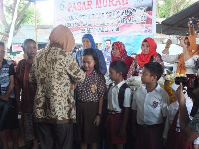 Pemberian bantuan peralatan sekolah kepada para siswa yang kurang mampu