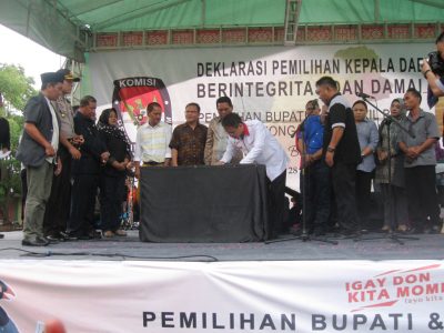 Calon Wakil Bupati nomor urut 1, Yanny Ronny Tuuk, menandatangani nota kesepakatan kampanye damai