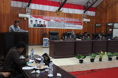 Juru Bicara Fraksi PAN saat membacakan pandaangan