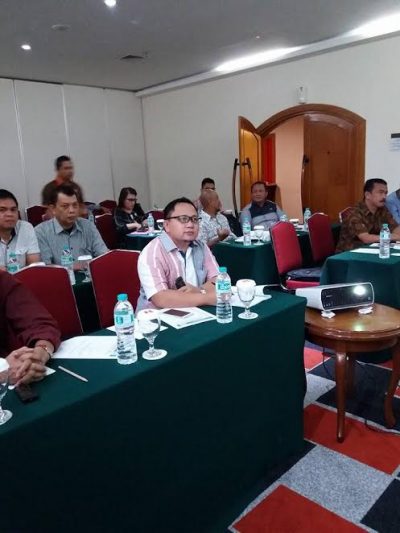 Ketua DPRD bersama anggota tampak serius mendengar pemaparan pemateri