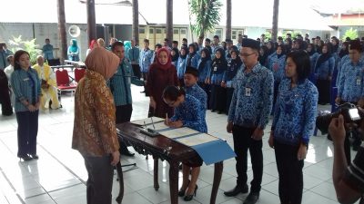 Penadatanganan berita acara sumpah janji oleh perwakilan ASN