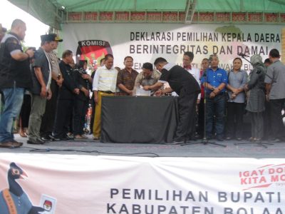 Penandatanganan nota kesepakatan kampanye damai oleh calon bupati nomor urut 2, Salihi Mokodongan