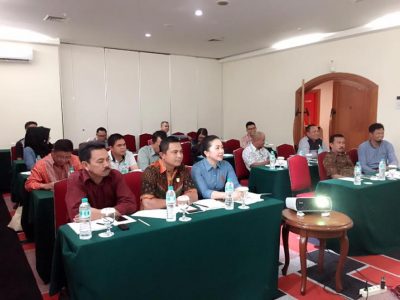Tampak para anggota DPRD serius mengikuti materi bimtek