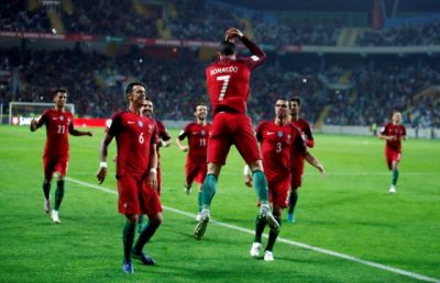 Selebrasi para pemain Portugal saat Ronaldo mencetak gol