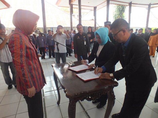 Para Kepsek dan Pengawas sekolah menandatangani berita acara pelantikan dan pengambilan sumpah