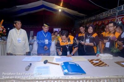 Penandatanganan berita acara pendaftaran Bapaslon Bupati dan Wakil Bupati, Salihi Mokodongan-Jefri Tumelap