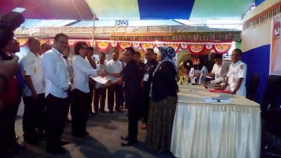 Penyerahan berita acara dan surat pengantar pemeriksaan kesehatan untuk bapaslon di rumah sakit Prof Kandou Manado.