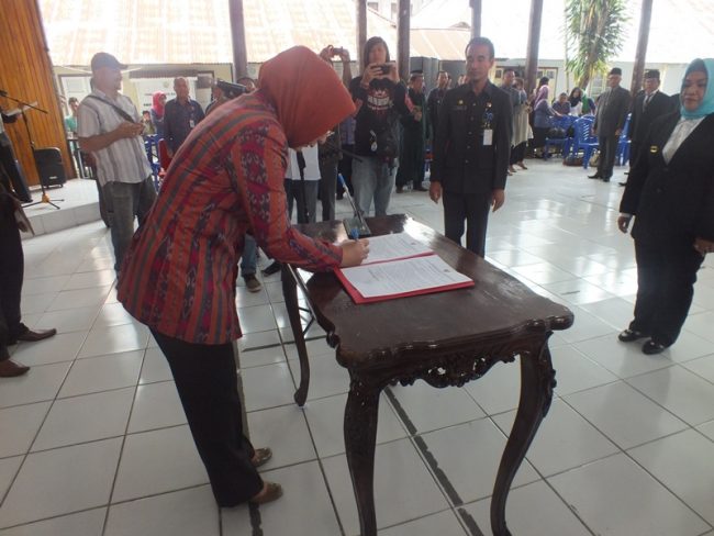 Wali Kota menandatangi SK dan berita acara pelantikan dan pengambilan sumpah
