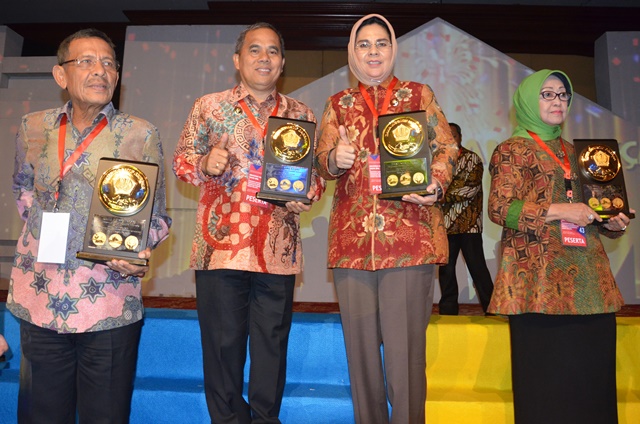 Foto Bersama Sejumlah Kepala Daerah Yang Menerima Penghargaan Dana Rakca Tahun 2016