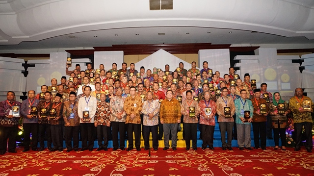 Foto Bersama Usai Menerima Penghargaan