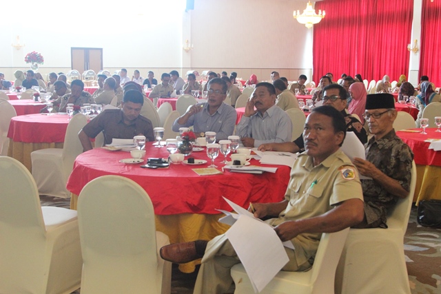 Para undangan tampak khidmat menyimak materi