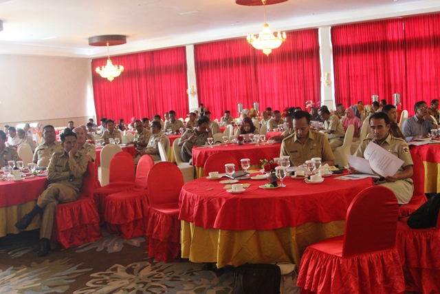 Tampak Sekretaris Kota bersama sejumlah pimpinan SKPD serius menyimak materi konsultasi publik