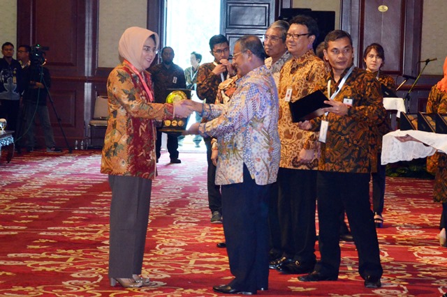 Wali Kota saat Menerima Penghargaan Dana Rakca Tahun 2016, Dari Kementerian Keuangan Republik Indonesia