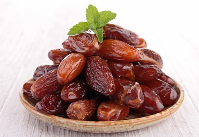 BEGINILAH SUNAH NABI MUHAMMAD SAW MAKAN KURMA