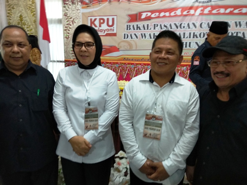 Video: TB-NK Diantar Ribuan Pendukung Saat Mendaftar di KPUD