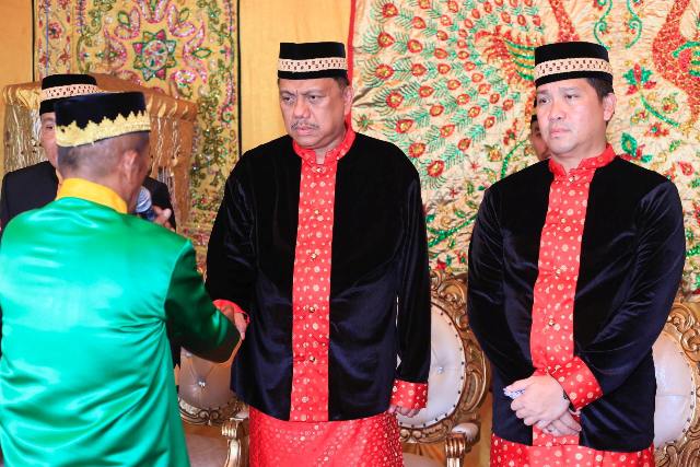 Gubernur dan Wakil Gubernur Sulut Dianugerahi Gelar Adat "Kidoni Kiombu Agu Kiapango Doni Kiombu"