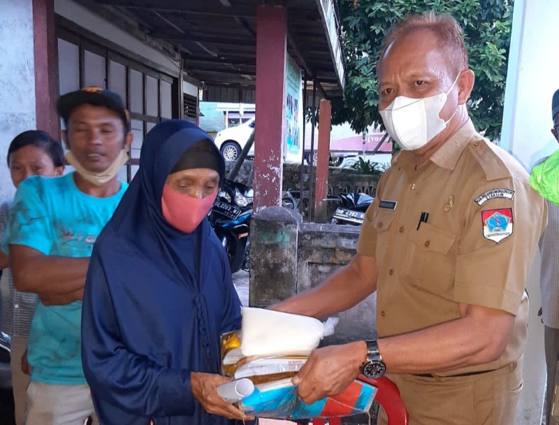 Dinsos Berikan Bantuan Sembako Kepada Warga Yang Mau Divaksin